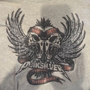 QUICKSILVER Men’s Tee- Skull With Banner & Wings